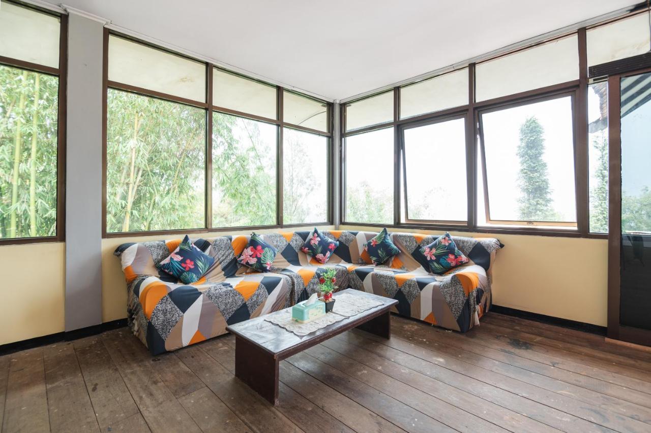 Oyo 1852 Intan Bromo Homestay Pasuruan Eksteriør billede