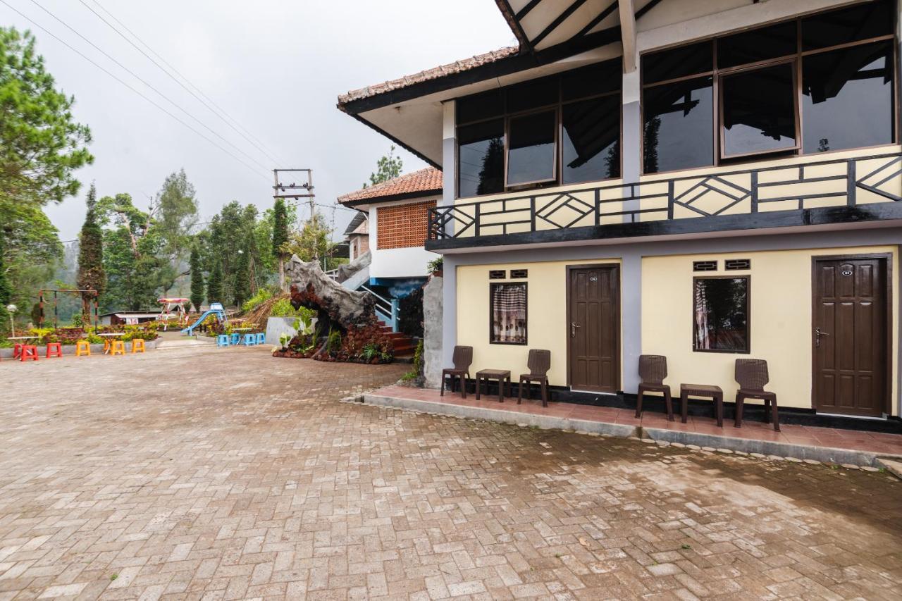 Oyo 1852 Intan Bromo Homestay Pasuruan Eksteriør billede