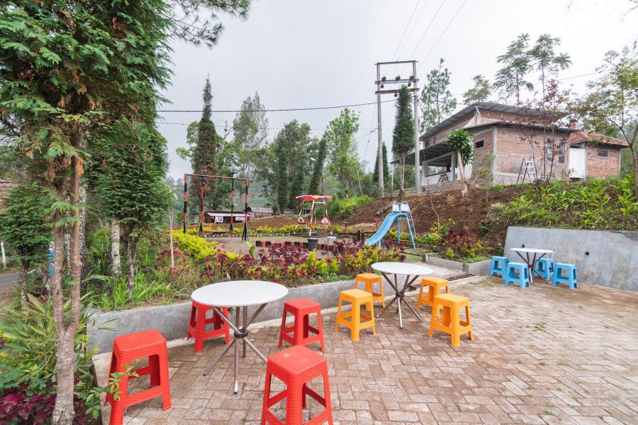 Oyo 1852 Intan Bromo Homestay Pasuruan Eksteriør billede